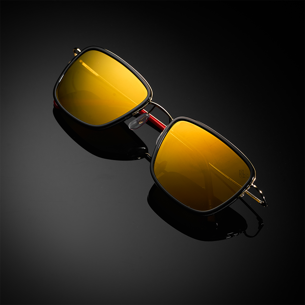 OTTU ARMAZON NEGRO MATE LENTES DORADOS